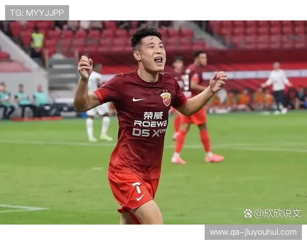 以足球赛场捋头发趣味瞬间全面展现运动员独特魅力精彩全景解析