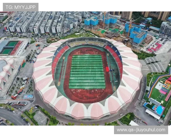 足球场练舞球意外滚进场地引发全场围观与欢乐时刻